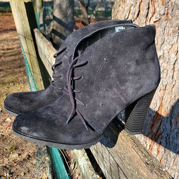 White Mountain heeled suede booties in black, size 7.5 - Picture 4 of 4